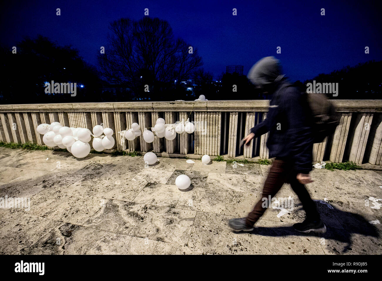 Foto Carlo Lannutti/LaPresse 22- 12 - 2018 Roma, Italia Cronaca. Ponte Testaccio. Palloncini bianchi in memoria della madre suicida con i suoi figli gemelli Nella foto : Ponte Testaccio Banque D'Images