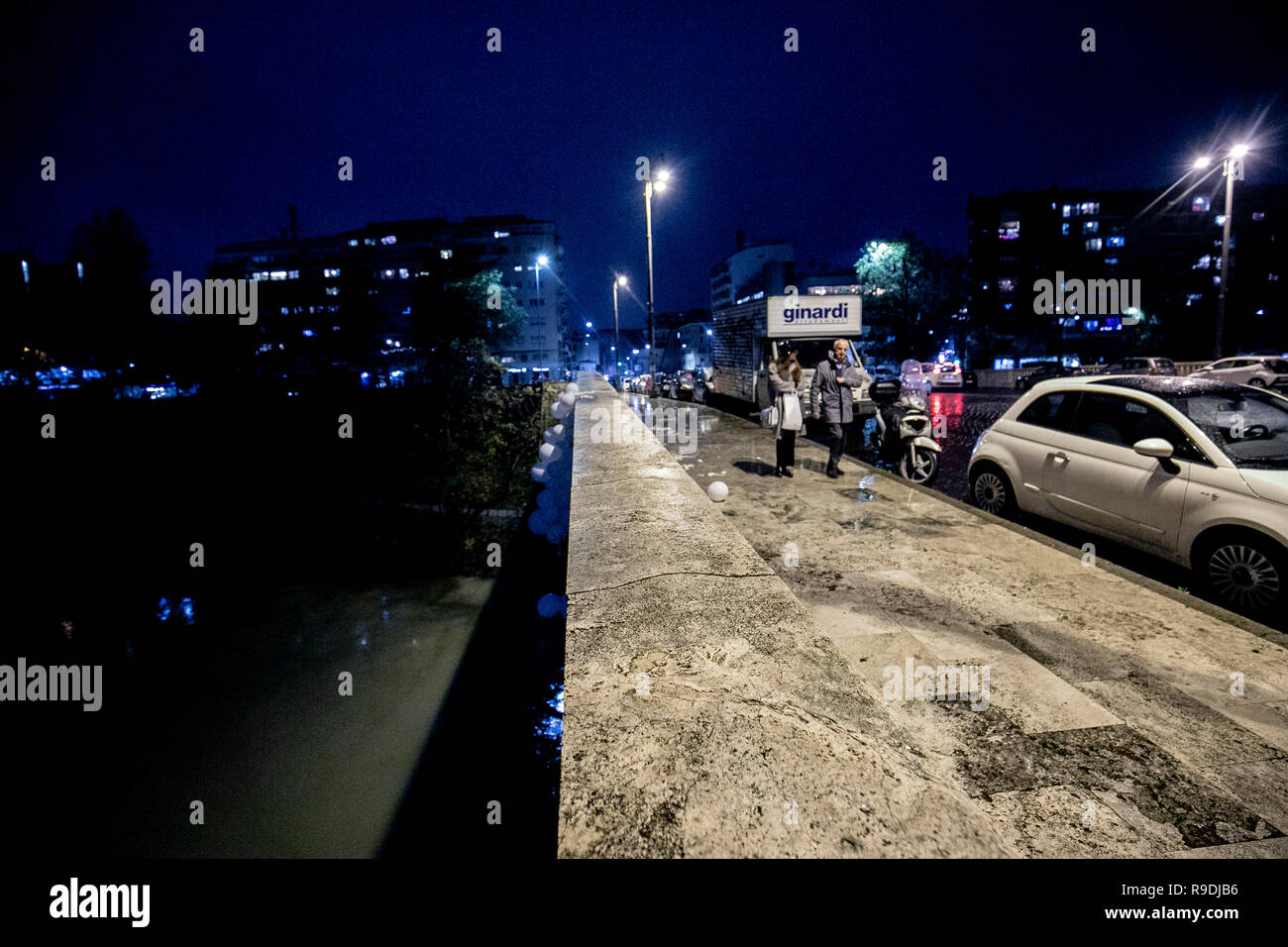 Foto Carlo Lannutti/LaPresse 22- 12 - 2018 Roma, Italia Cronaca. Ponte Testaccio. Palloncini bianchi in memoria della madre suicida con i suoi figli gemelli Nella foto : Ponte Testaccio Banque D'Images