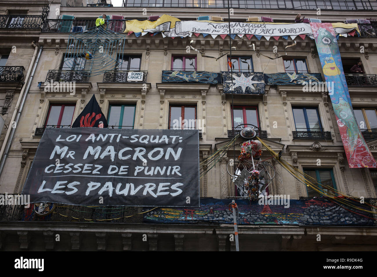 Paris, France. 22 Dec 2018. Lors de la marche et la démonstration, les marcheurs ont vu ce bulding où squatters vivent et la création de leurs œuvres. Ces squatters préparé leurs capacités pour la démonstration avec des signes. Credit : Roger Ankri/Alamy Live News Banque D'Images