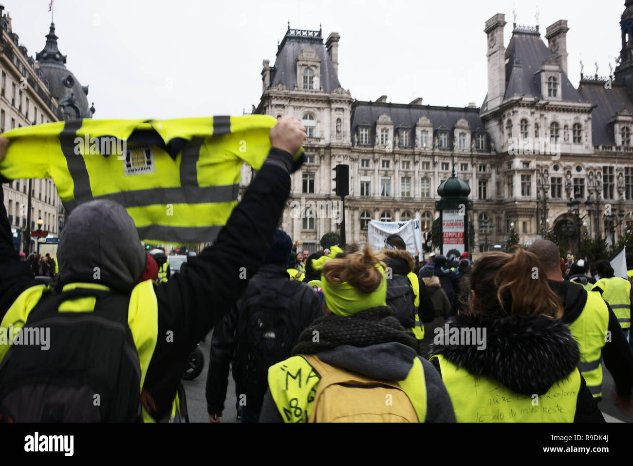 Paris, France. 22 Dec 2018.manifestants marchent sur la mairie, hôtel de ville. Ils êtes montrant le symbole de cette rangée de démonstration : un gilet jaune. Credit : Roger Ankri/Alamy Live News Banque D'Images