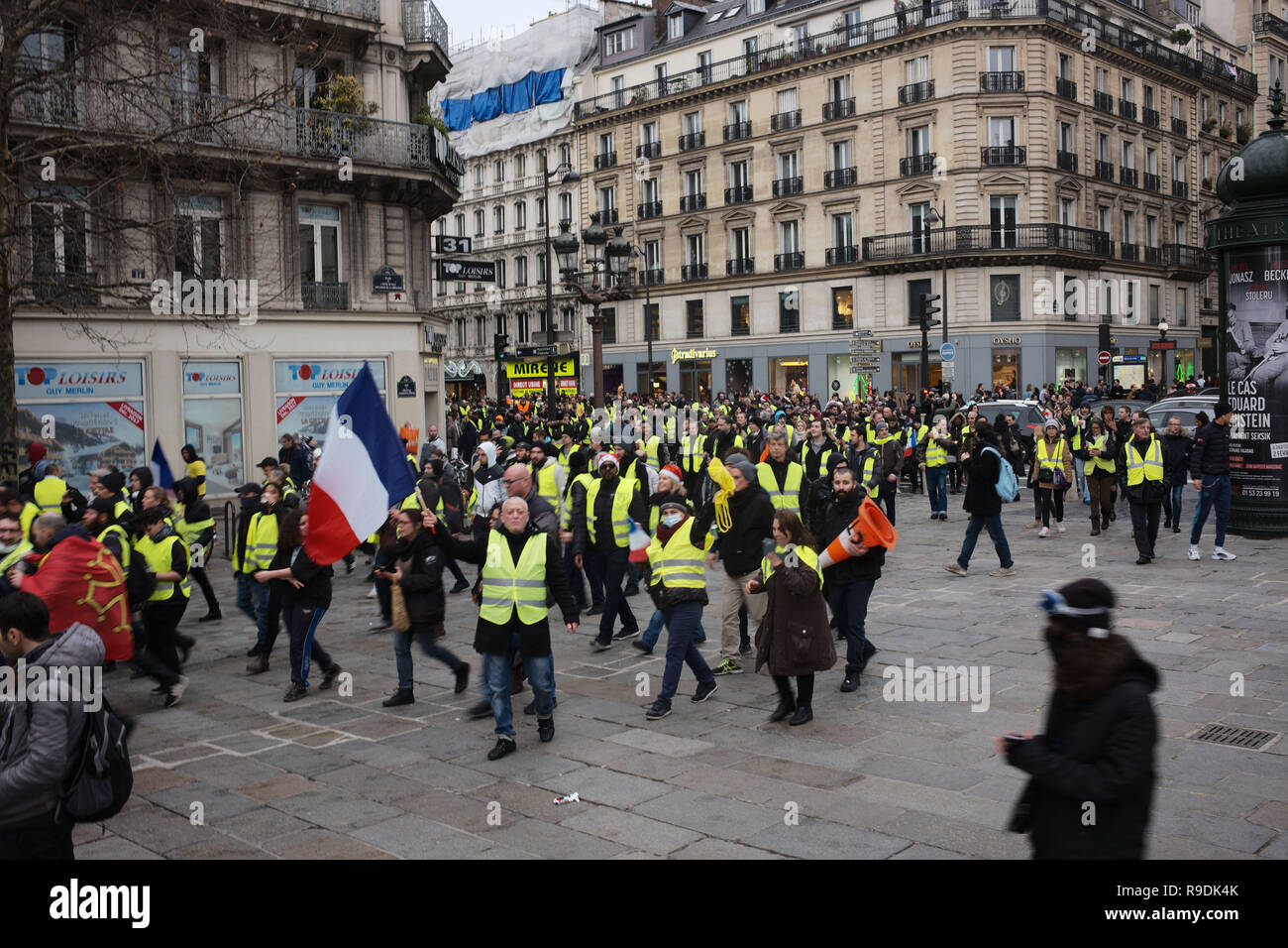 Paris, France. 22 Dec 2018.Les manifestants, tournant à partir de la rue de Rivoli en l'Hôtel de Ville square Crédit : Roger Ankri/Alamy Live News Banque D'Images