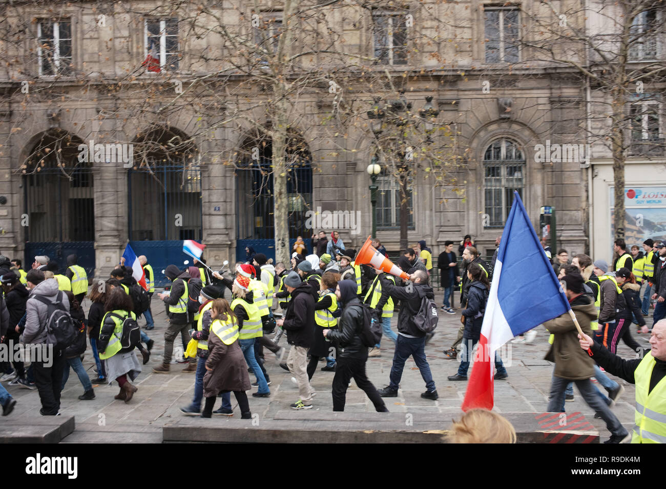Paris, France. 22 Dec 2018.Les manifestants sont à pied sur la Place de l'hôtel de ville, parlant outloud leur protestation. Credit : Roger Ankri/Alamy Live News Banque D'Images