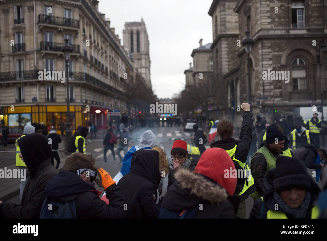 Paris, France. 22 Dec 2018.Des manifestants sont bientôt en face de policement Crédit : Roger Ankri/Alamy Live News Banque D'Images