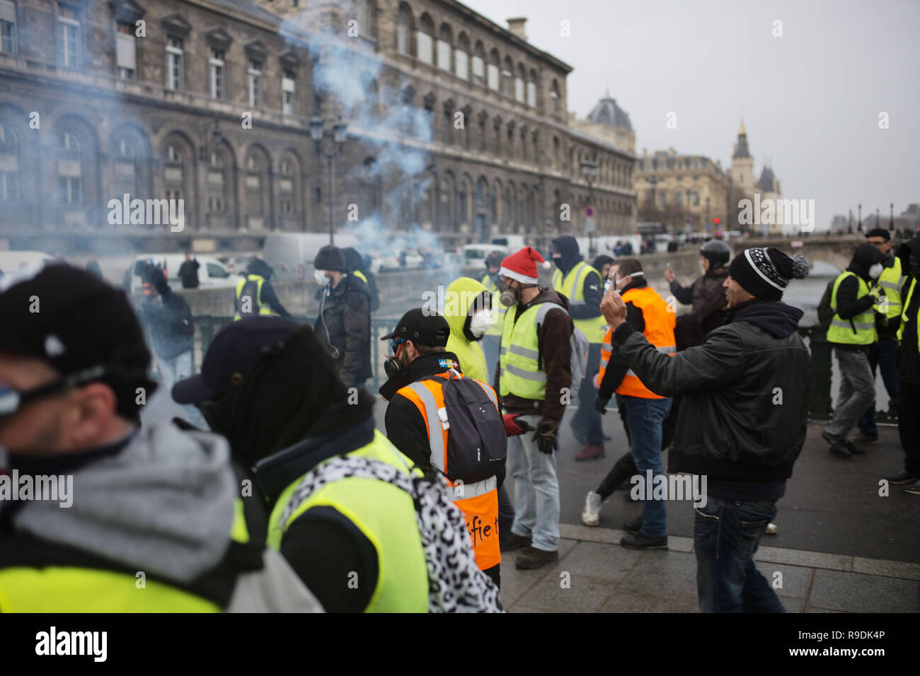 Paris, France. 22 Dec 2018.Les manifestants en face de la police, au pont d'Arcole.reçoivent des gaz lacrymogènes. Credit : Roger Ankri/Alamy Live News Banque D'Images