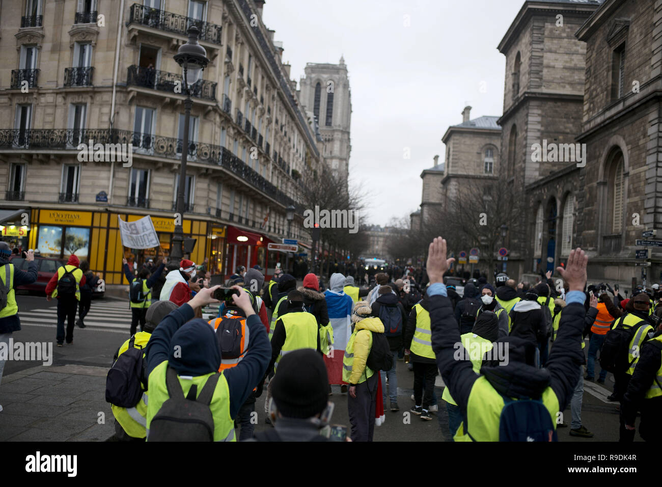 Paris, France. 22 Dec 2018 manifestants.les marcheurs, sont arrêtés par la police. Credit : Roger Ankri/Alamy Live News Banque D'Images