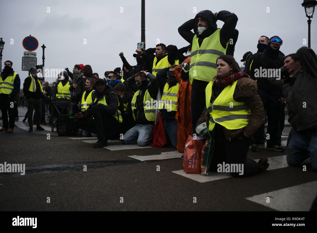 Paris, France. 22 Dec 2018.manifestants sur leurs genoux dans une tentative de montrer leurs intentions de policiers du pacifique. Credit : Roger Ankri/Alamy Live News Banque D'Images