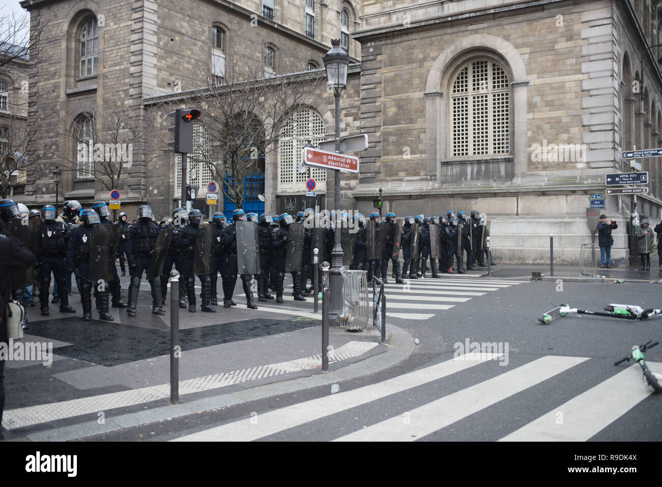 Paris, France. 22 Dec 2018.policiers prêts à arrêter les manifestants et preevent d'atteindre Notre Dame de Paris. Credit : Roger Ankri/Alamy Live News Banque D'Images