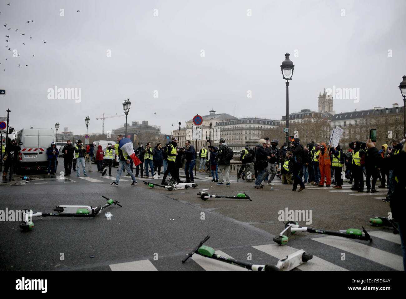 Paris, France. 22 Dec 2018.affrontements font entre la police et des manifestants. Credit : Roger Ankri/Alamy Live News Banque D'Images