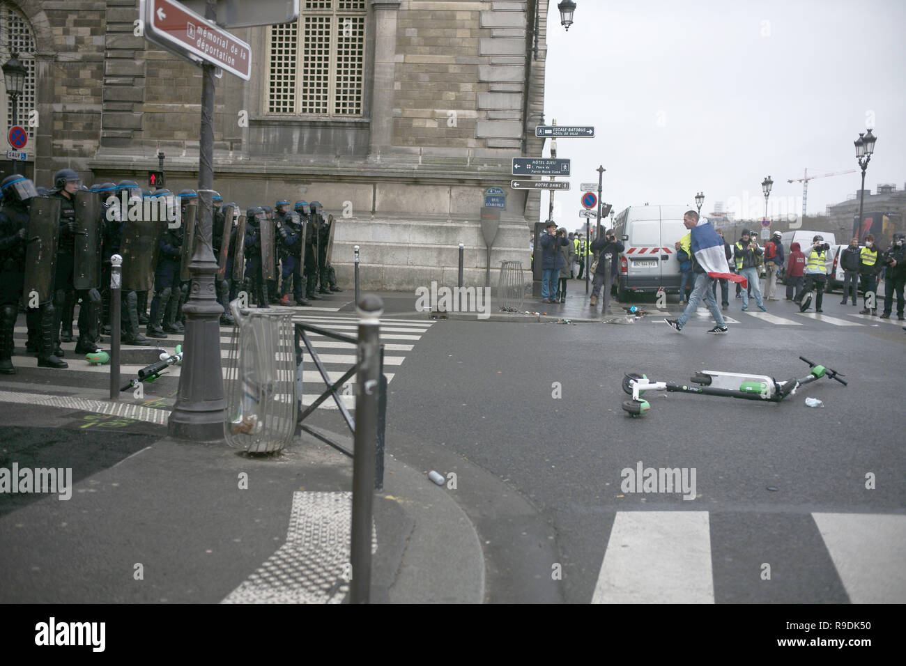Paris, France. 22 Dec 2018.Au milieu des tensions entre manifestants et policiers, un homme, un démonstrateur est de marcher seul vers les policiers. Credit : Roger Ankri/Alamy Live News Banque D'Images