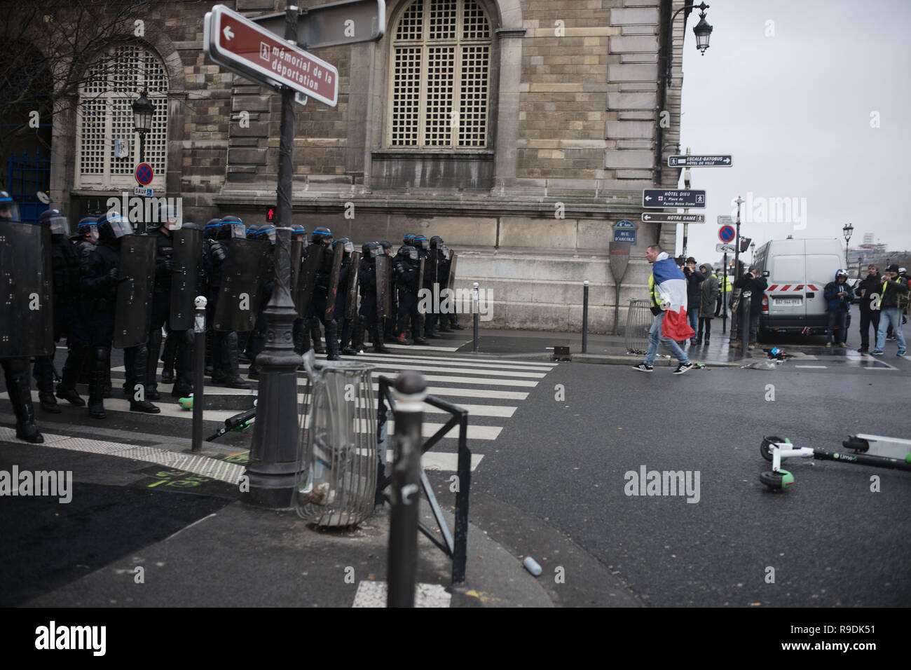Paris, France. 22 Dec 2018.Au milieu des tensions entre manifestants et policiers, un homme, un démonstrateur est de marcher seul vers les policiers. Credit : Roger Ankri/Alamy Live News Banque D'Images