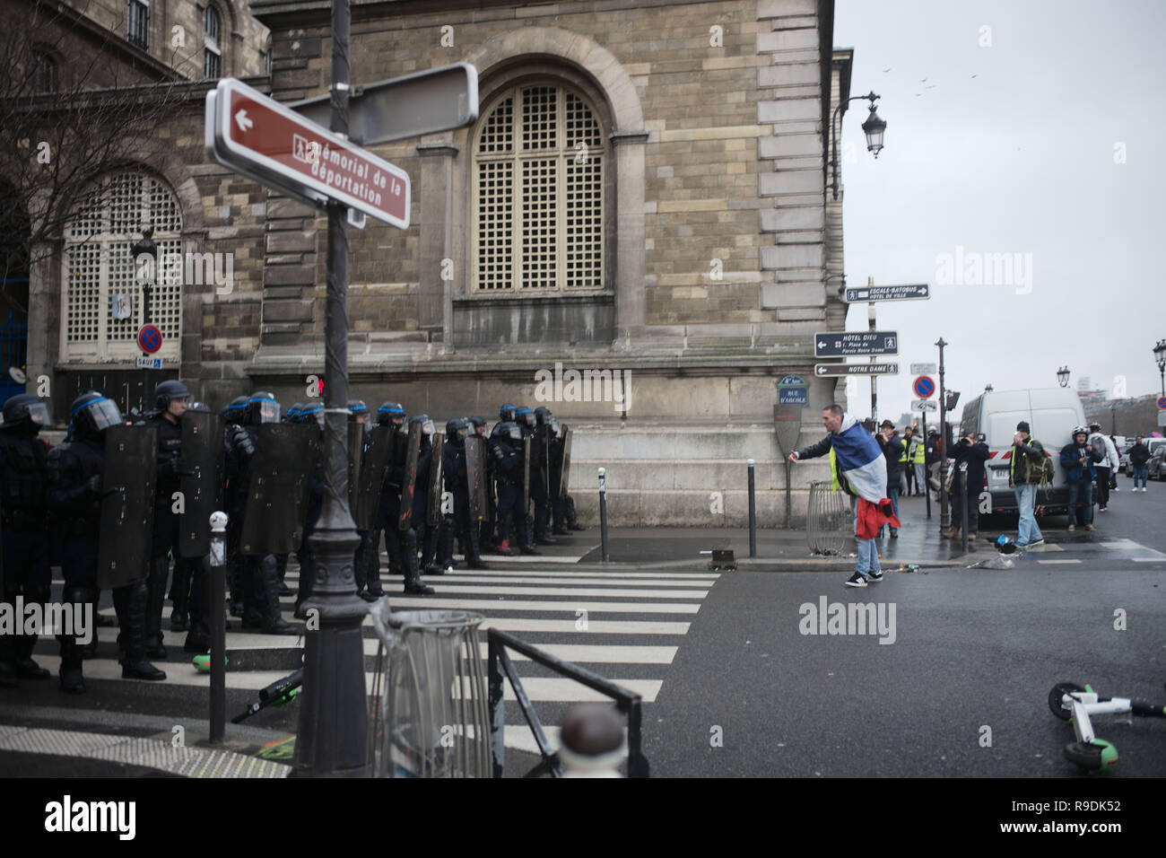 Paris, France. 22 Dec 2018.Au milieu des tensions entre manifestants et policiers, un homme, un démonstrateur est de marcher seul vers les policiers. Credit : Roger Ankri/Alamy Live News Banque D'Images