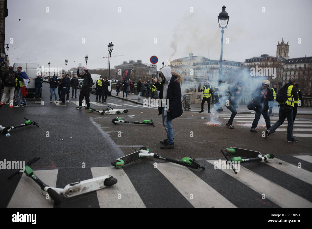 Paris, France. 22 Dec 2018.Des affrontements ont lieu, des gaz lacrymogènes, des manifestants sont de reculer alors que la police se déplace sur. Credit : Roger Ankri/Alamy Live News Banque D'Images