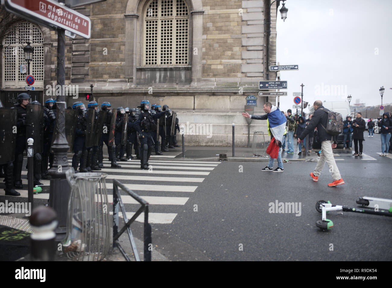Paris, France. 22 Dec 2018.Au milieu des tensions entre manifestants et policiers, un homme, un démonstrateur est de marcher seul vers les policiers. Credit : Roger Ankri/Alamy Live News Banque D'Images