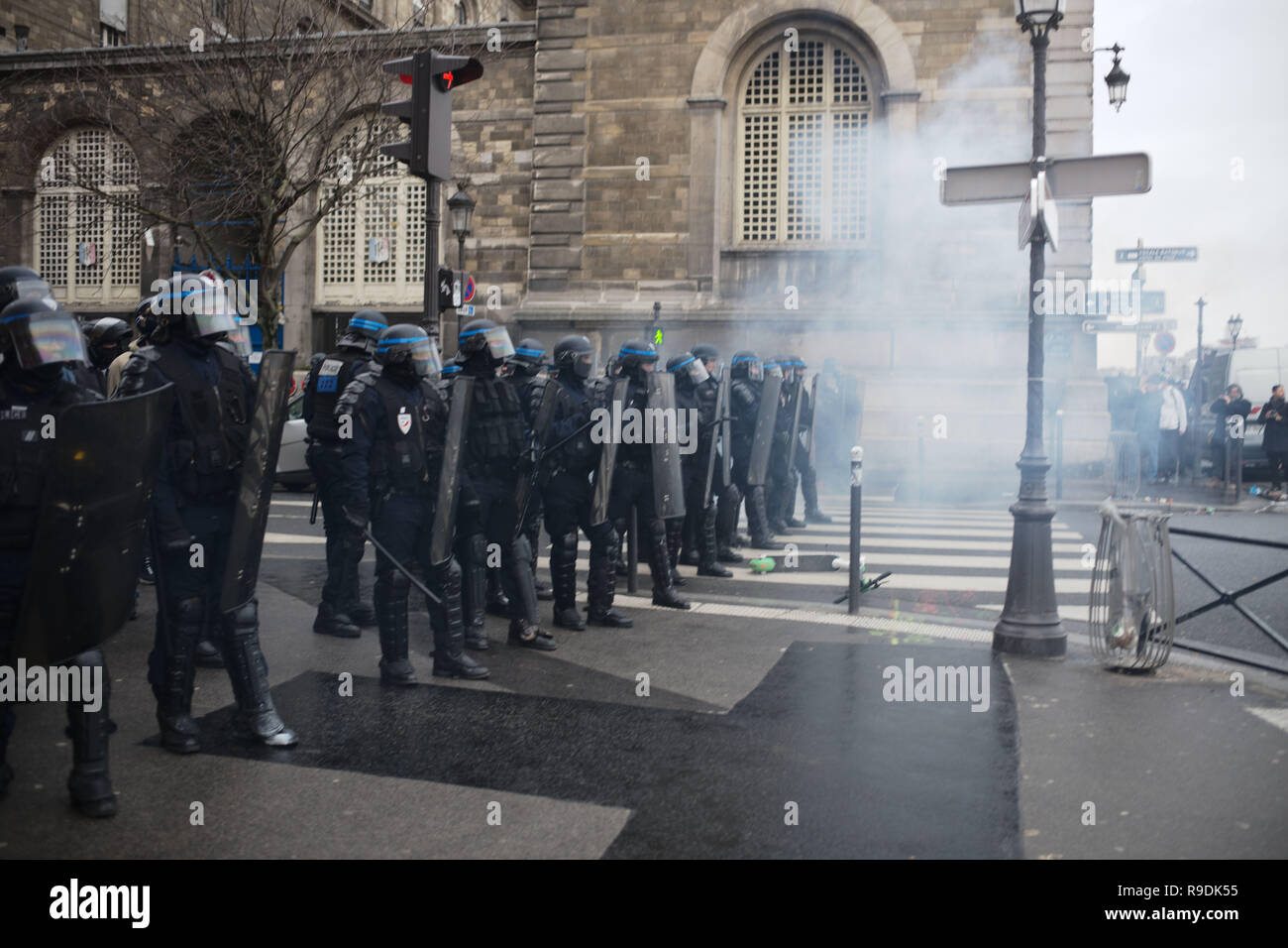 Paris, France. 22 Dec 2018.Pendant les affrontements, poicemen sont maintenant la place pas marrer quoi. Credit : Roger Ankri/Alamy Live News Banque D'Images