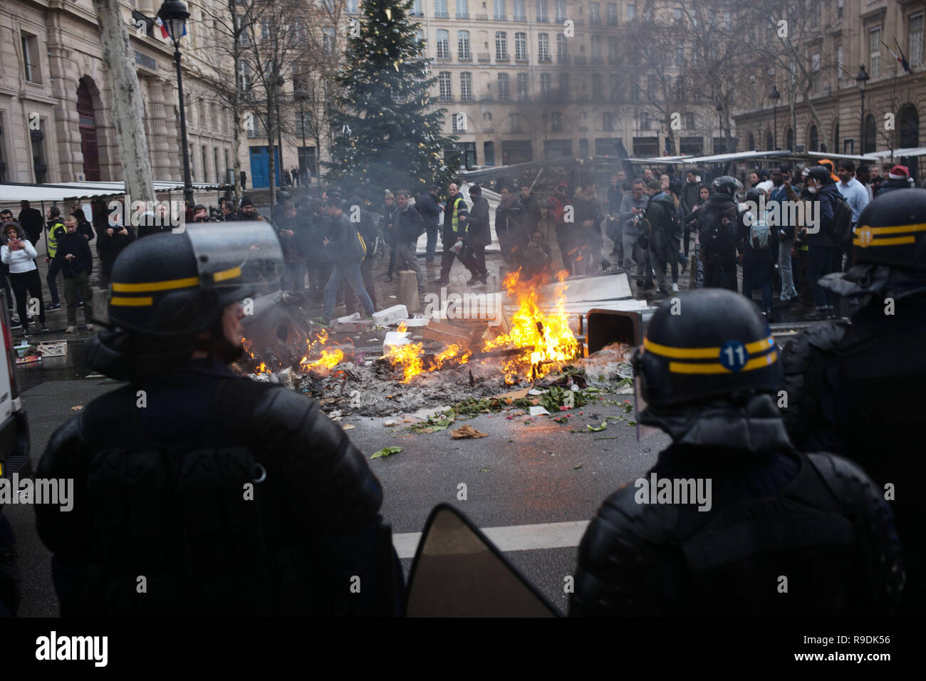 Paris, France. 22 Dec 2018.Les policiers sont éteindre la dernière rue de flammes. Credit : Roger Ankri/Alamy Live News Banque D'Images