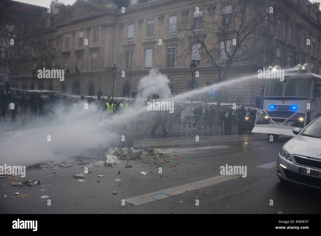 Paris, France. 22 Dec 2018.Police produisant la dernière rue incendie. Credit : Roger Ankri/Alamy Live News Banque D'Images