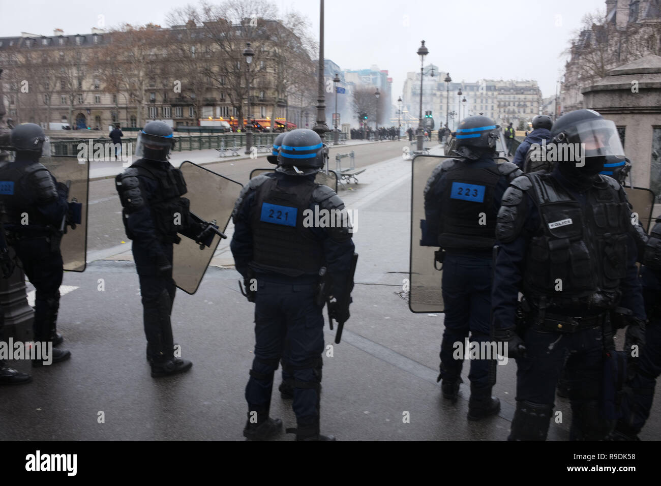 Paris, France. 22 Dec 2018.Après les affrontements, les policiers continuent à repousser les manifestants sur le pont d'Arcole, le pont. Credit : Roger Ankri/Alamy Live News Banque D'Images