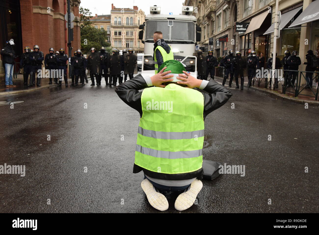 Toulouse, France. 22 décembre 2018. De graves affrontements a eu lieu sur  le 22 décembre dans les rues de Toulouse, France, entre les unités de  police anti-émeute (CRS) et le gilet jaune (
