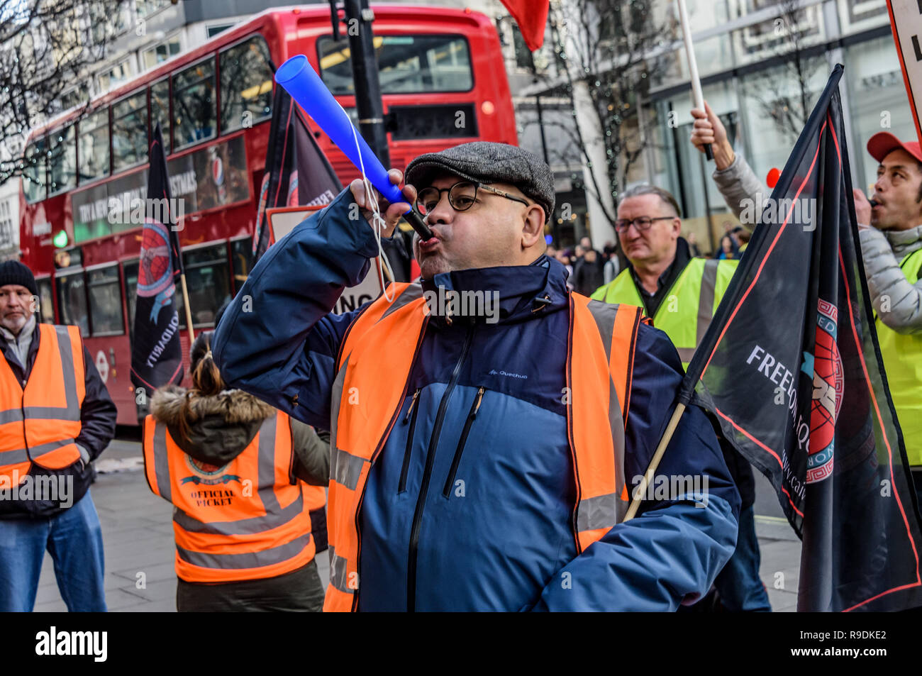 Londres, Royaume-Uni. 22 décembre 2018. Nettoyage à l'Oxford Street branch de Debenhams tenir un rassemblement devant le magasin où ils sont en grève aujourd'hui. Le Syndicat des travailleurs indépendants. Dec 22, 2018. CAIWU avaient fait campagne pour le London Living Wage depuis mai, mais les employeurs ont refusé toute Interserve parle avec l'Union européenne qu'ils refusent de reconnaître. Peter Marshall/IMAGES VIVRE Crédit : Peter Marshall/IMAGESLIVE/ZUMA/Alamy Fil Live News Banque D'Images