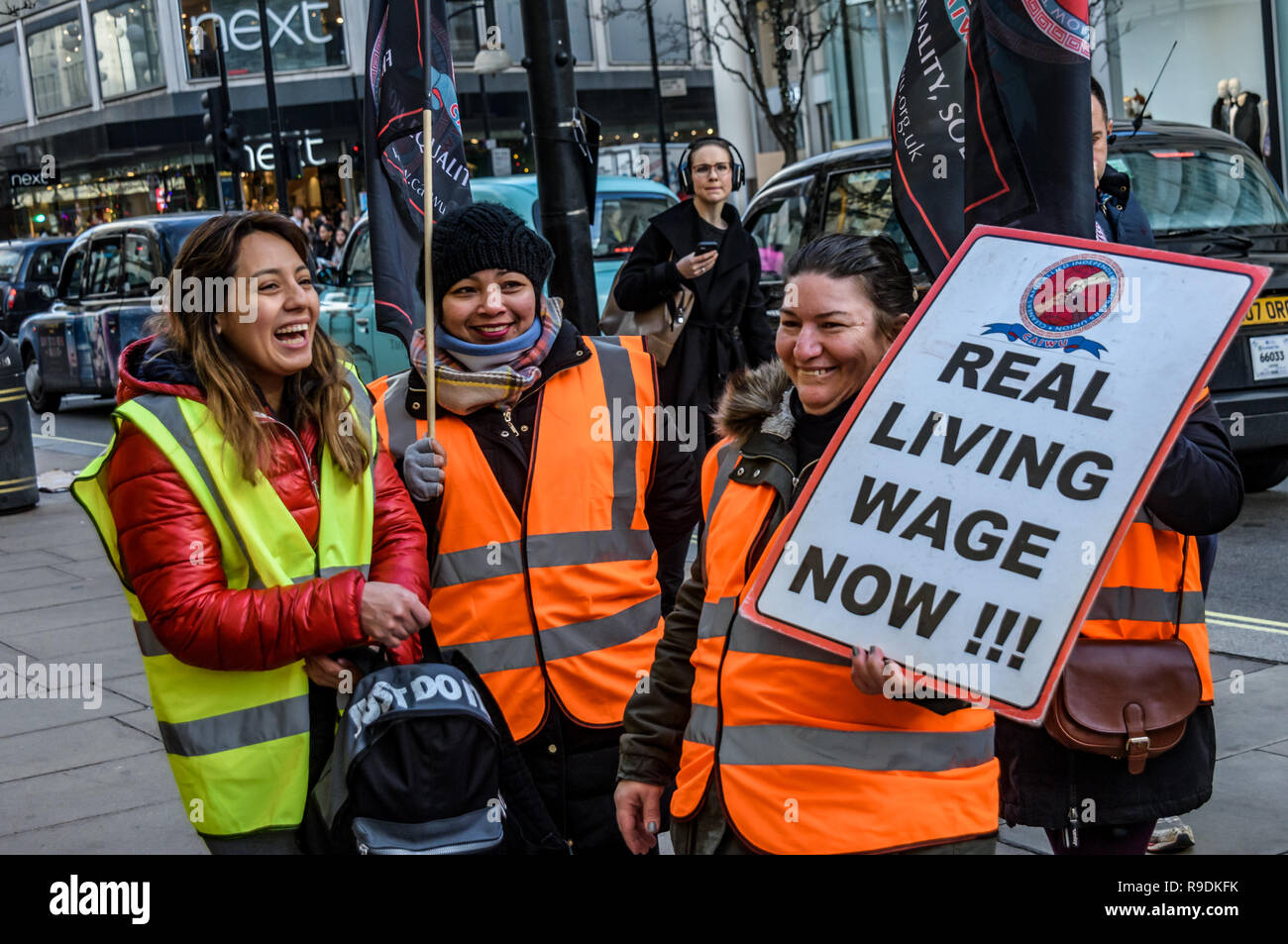 Londres, Royaume-Uni. 22 décembre 2018. Nettoyage à l'Oxford Street branch de Debenhams tenir un rassemblement devant le magasin où ils sont en grève aujourd'hui. Le Syndicat des travailleurs indépendants. Dec 22, 2018. CAIWU avaient fait campagne pour le London Living Wage depuis mai, mais les employeurs ont refusé toute Interserve parle avec l'Union européenne qu'ils refusent de reconnaître. Peter Marshall/IMAGES VIVRE Crédit : Peter Marshall/IMAGESLIVE/ZUMA/Alamy Fil Live News Banque D'Images