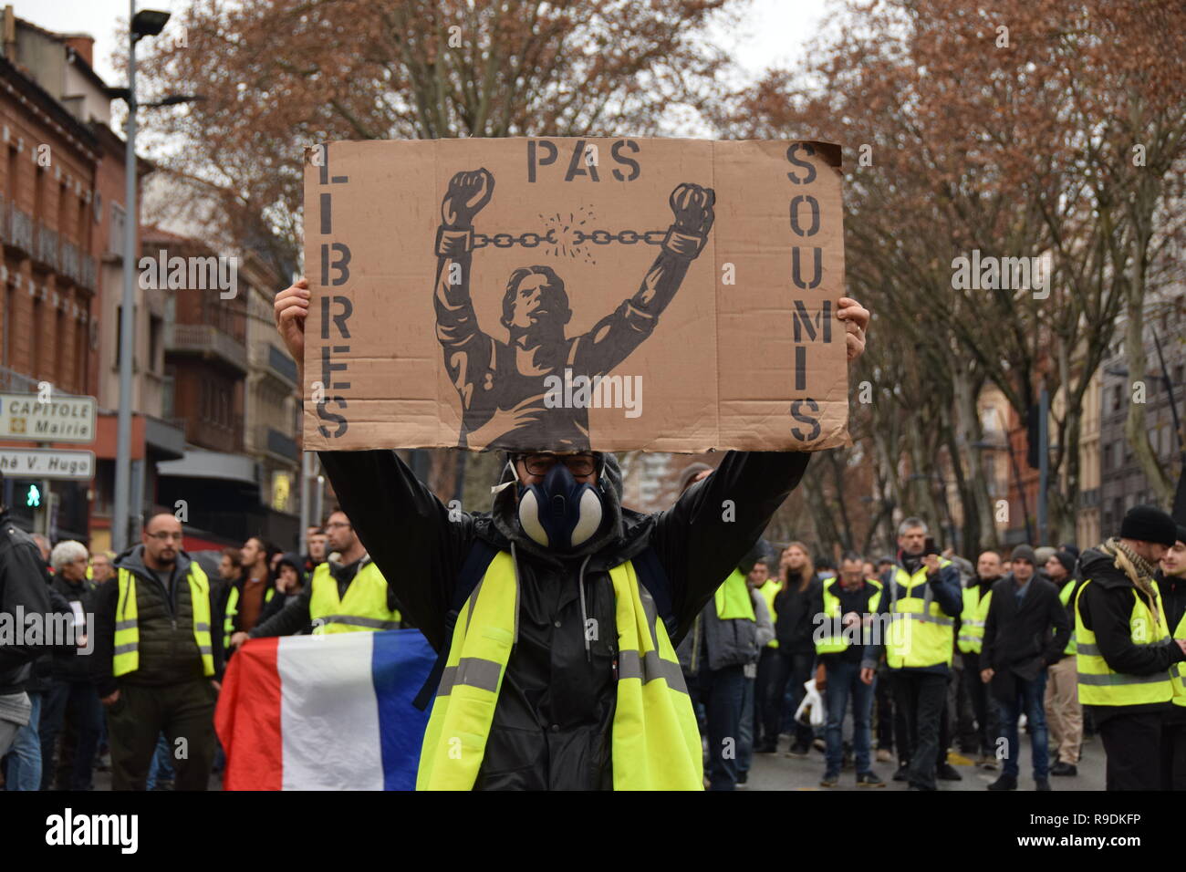 Toulouse, France. 22 décembre 2018. De graves affrontements a eu lieu sur  le 22 décembre dans les rues de Toulouse, France, entre les unités de  police anti-émeute (CRS) et le gilet jaune (