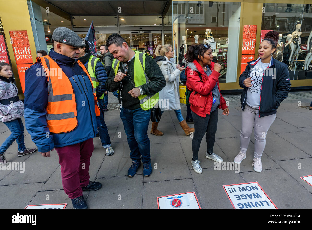 Londres, Royaume-Uni. 22 décembre 2018. Nettoyage à l'Oxford Street branch de Debenhams tenir un rassemblement devant le magasin où ils sont en grève aujourd'hui. Le Syndicat des travailleurs indépendants. Dec 22, 2018. CAIWU avaient fait campagne pour le London Living Wage depuis mai, mais les employeurs ont refusé toute Interserve parle avec l'Union européenne qu'ils refusent de reconnaître. Peter Marshall/IMAGES VIVRE Crédit : Peter Marshall/IMAGESLIVE/ZUMA/Alamy Fil Live News Banque D'Images