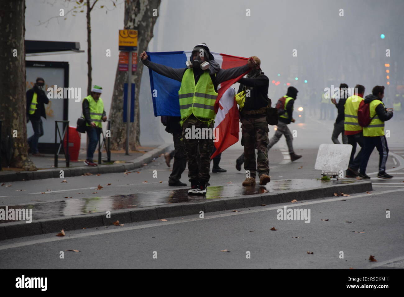 Toulouse, France. 22 décembre 2018. De graves affrontements a eu lieu sur  le 22 décembre dans les rues de Toulouse, France, entre les unités de  police anti-émeute (CRS) et le gilet jaune (