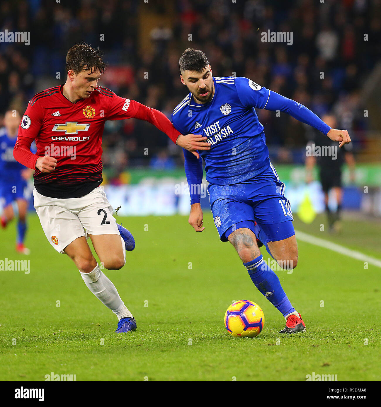 Cardiff, Royaume-Uni. Dec 22, 2018. Callum Paterson de Cardiff City prend Victor Lindelof de Manchester United au cours de la Premier League match entre Manchester United et la ville de Cardiff au Cardiff City Stadium, Cardiff, Pays de Galles le 22 décembre 2018. Photo par Dave Peters. Usage éditorial uniquement, licence requise pour un usage commercial. Aucune utilisation de pari, de jeux ou d'un seul club/ligue/dvd publications. Credit : UK Sports Photos Ltd/Alamy Live News Banque D'Images