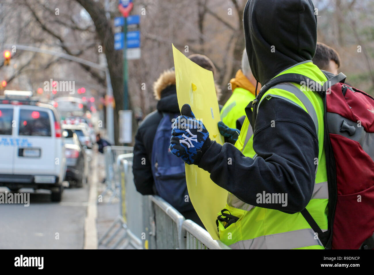 New York, New York, USA. Dec 22, 2018. Gilet jaune NYC protester contre le  consulat de France. Manifestation de solidarité pour les manifestants en  France et de s'unir contre la classe dirigeante