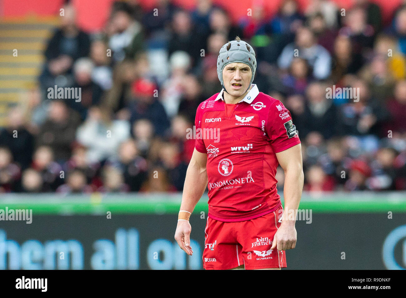 Scarlets center Jonathan Davies dans le Guinness Pro14 match de rugby entre les Ospreys et écarlate. Banque D'Images