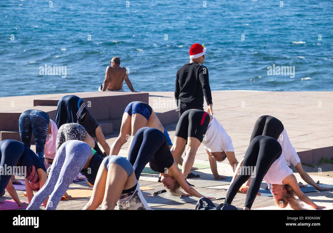 Las Palmas, Gran Canaria, Îles Canaries, Espagne. Dec 22, 2018. Météo : Noël avant séance de yoga sur la plage de Las Palmas de Gran Canaria sur une glorieuse samedi dans les îles Canaries, où des milliers de vacanciers du Royaume-Uni sera la position de certains soleil d'hiver à Noël. Credit : ALAN DAWSON/Alamy Live News Banque D'Images