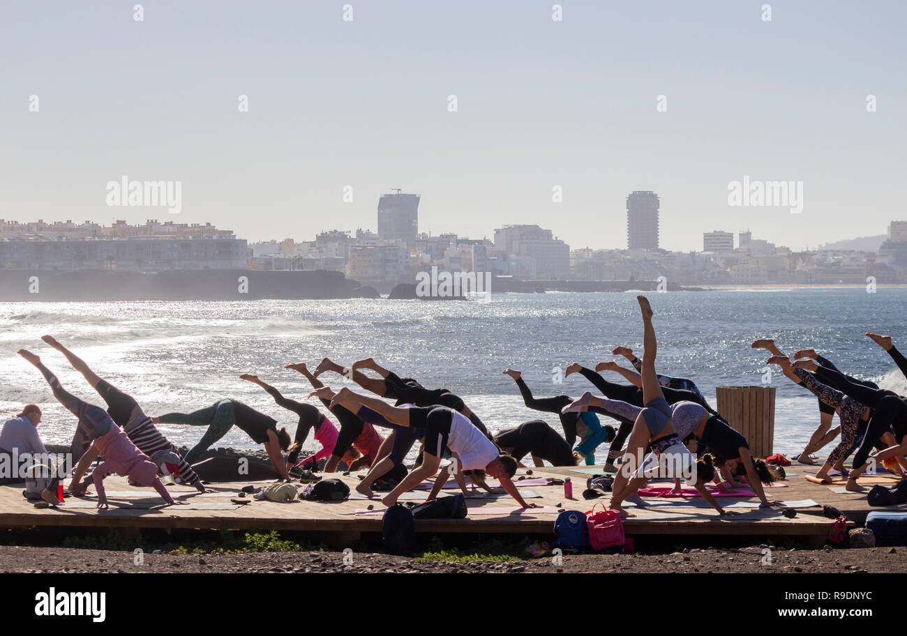 Las Palmas, Gran Canaria, Îles Canaries, Espagne. Dec 22, 2018. Météo : Noël avant séance de yoga sur la plage de Las Palmas de Gran Canaria sur une glorieuse samedi dans les îles Canaries, où des milliers de vacanciers du Royaume-Uni sera la position de certains soleil d'hiver à Noël. Credit : ALAN DAWSON/Alamy Live News Banque D'Images