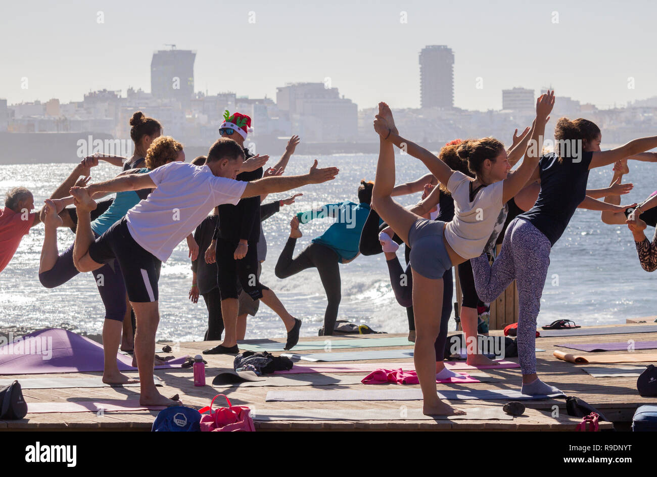 Las Palmas, Gran Canaria, Îles Canaries, Espagne. Dec 22, 2018. Météo : Noël avant séance de yoga sur la plage de Las Palmas de Gran Canaria sur une glorieuse samedi dans les îles Canaries, où des milliers de vacanciers du Royaume-Uni sera la position de certains soleil d'hiver à Noël. Credit : ALAN DAWSON/Alamy Live News Banque D'Images