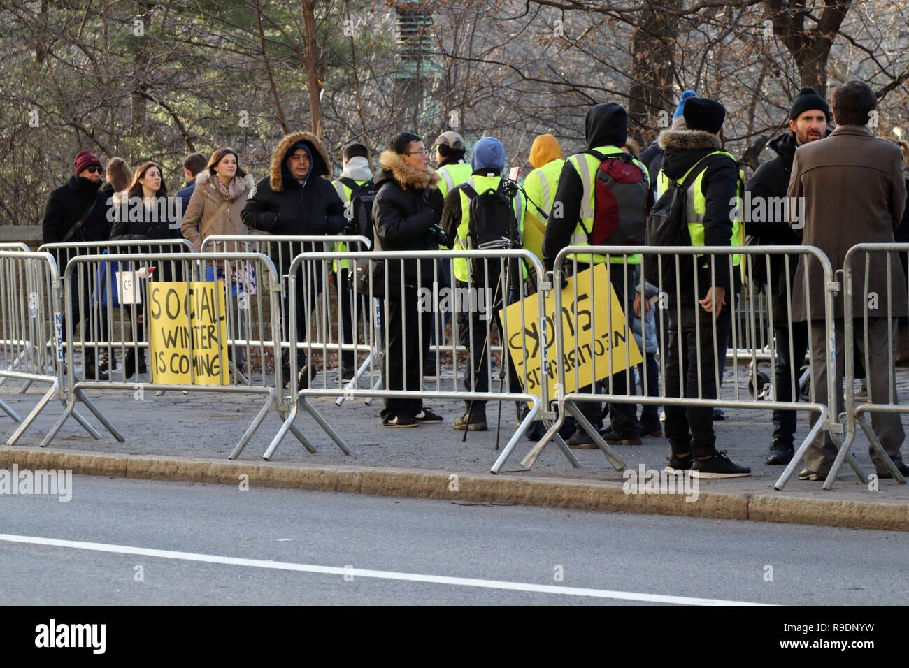 New York City, New York, USA. Dec 22, 2018. La première apparition de l'inspiration "Gilet jaune '''' mouvement a comparu à New York le 22 décembre 2018, avec un groupe de militants solidaires avec les '' 'gilets jaunes', en face du consulat de France sur la Cinquième Avenue, dans 'un geste de solidarité pour nos frères et sœurs la lutte contre l'injustice tant en France et dans le monde,'' a dit l'organisateur. Credit : Ronald G. Lopez/ZUMA/Alamy Fil Live News Banque D'Images