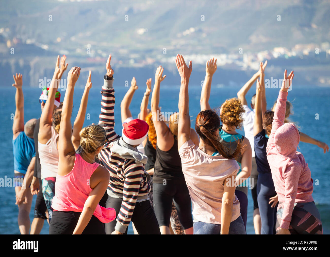 Las Palmas, Gran Canaria, Îles Canaries, Espagne. Dec 22, 2018. Météo : Noël avant séance de yoga sur la plage de Las Palmas de Gran Canaria sur une glorieuse samedi dans les îles Canaries, où des milliers de vacanciers du Royaume-Uni sera la position de certains soleil d'hiver à Noël. Credit : ALAN DAWSON/Alamy Live News Banque D'Images