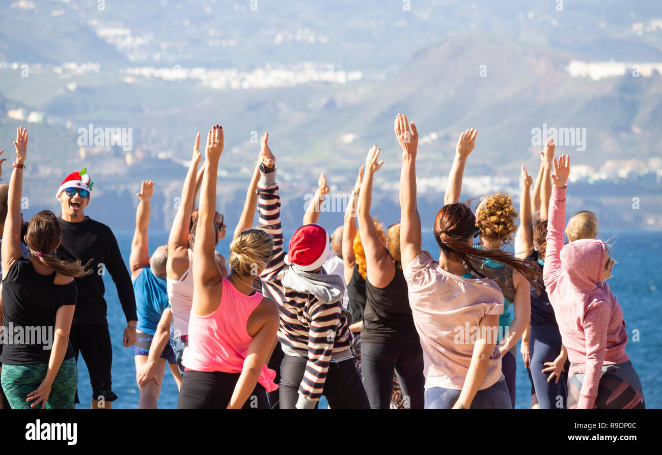 Las Palmas, Gran Canaria, Îles Canaries, Espagne. Dec 22, 2018. Météo : Noël avant séance de yoga sur la plage de Las Palmas de Gran Canaria sur une glorieuse samedi dans les îles Canaries, où des milliers de vacanciers du Royaume-Uni sera la position de certains soleil d'hiver à Noël. Credit : ALAN DAWSON/Alamy Live News Banque D'Images