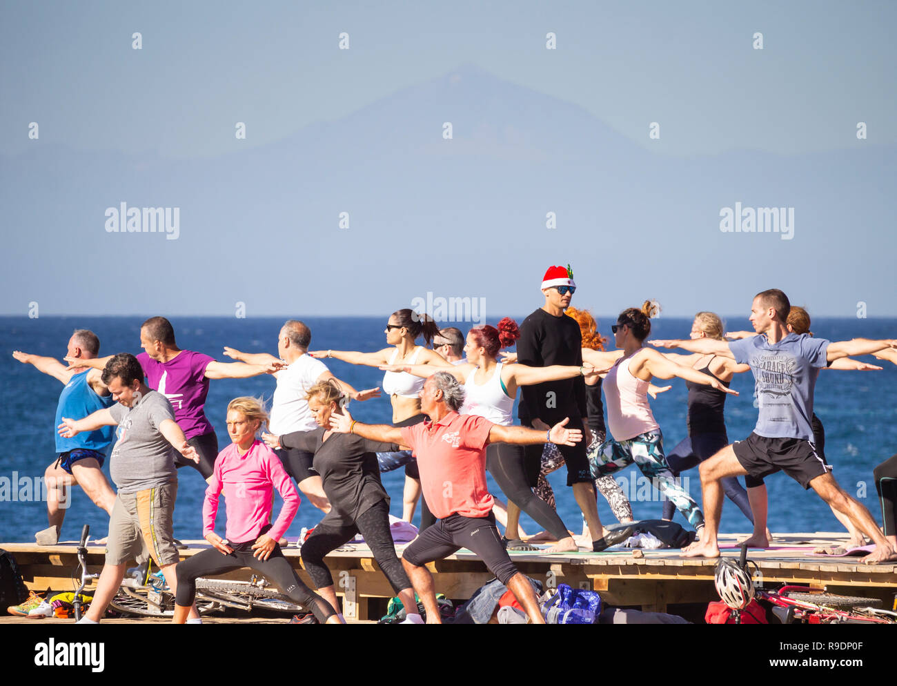 Las Palmas, Gran Canaria, Îles Canaries, Espagne. Dec 22, 2018. Météo : Noël avant séance de yoga sur la plage de Las Palmas de Gran Canaria sur une glorieuse samedi dans les îles Canaries, où des milliers de vacanciers du Royaume-Uni sera la position de certains soleil d'hiver à Noël. Sur la photo : la plus haute montagne d'Espagne, El Teide (3,178m) sur Ténérife (environ 50 milles) visible en arrière-plan. Credit : ALAN DAWSON/Alamy Live News Banque D'Images