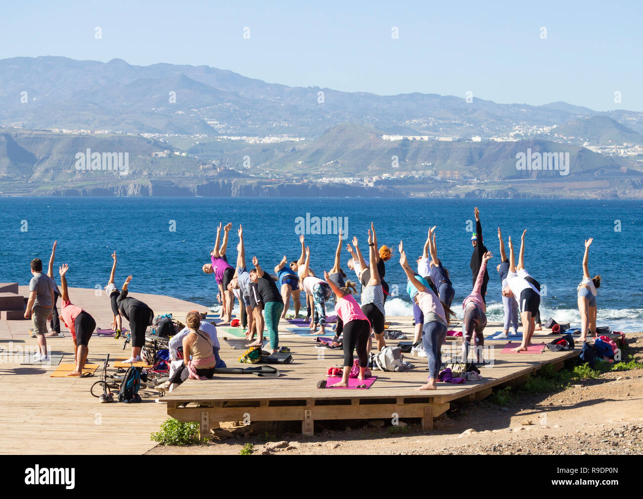 Las Palmas, Gran Canaria, Îles Canaries, Espagne. Dec 22, 2018. Météo : Noël avant séance de yoga sur la plage de Las Palmas de Gran Canaria sur une glorieuse samedi dans les îles Canaries, où des milliers de vacanciers du Royaume-Uni sera la position de certains soleil d'hiver à Noël. Credit : ALAN DAWSON/Alamy Live News Banque D'Images