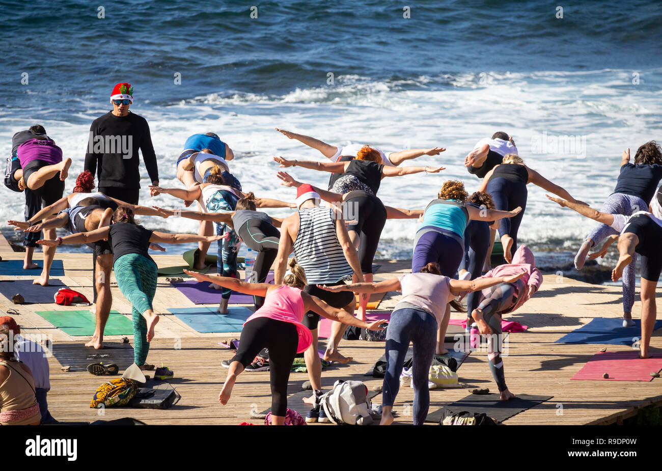 Las Palmas, Gran Canaria, Îles Canaries, Espagne. Dec 22, 2018. Météo : Noël avant séance de yoga sur la plage de Las Palmas de Gran Canaria sur une glorieuse samedi dans les îles Canaries, où des milliers de vacanciers du Royaume-Uni sera la position de certains soleil d'hiver à Noël. Credit : ALAN DAWSON/Alamy Live News Banque D'Images