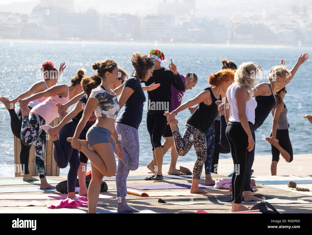 Las Palmas, Gran Canaria, Îles Canaries, Espagne. Dec 22, 2018. Météo : Noël avant séance de yoga sur la plage de Las Palmas de Gran Canaria sur une glorieuse samedi dans les îles Canaries, où des milliers de vacanciers du Royaume-Uni sera la position de certains soleil d'hiver à Noël. Credit : ALAN DAWSON/Alamy Live News Banque D'Images