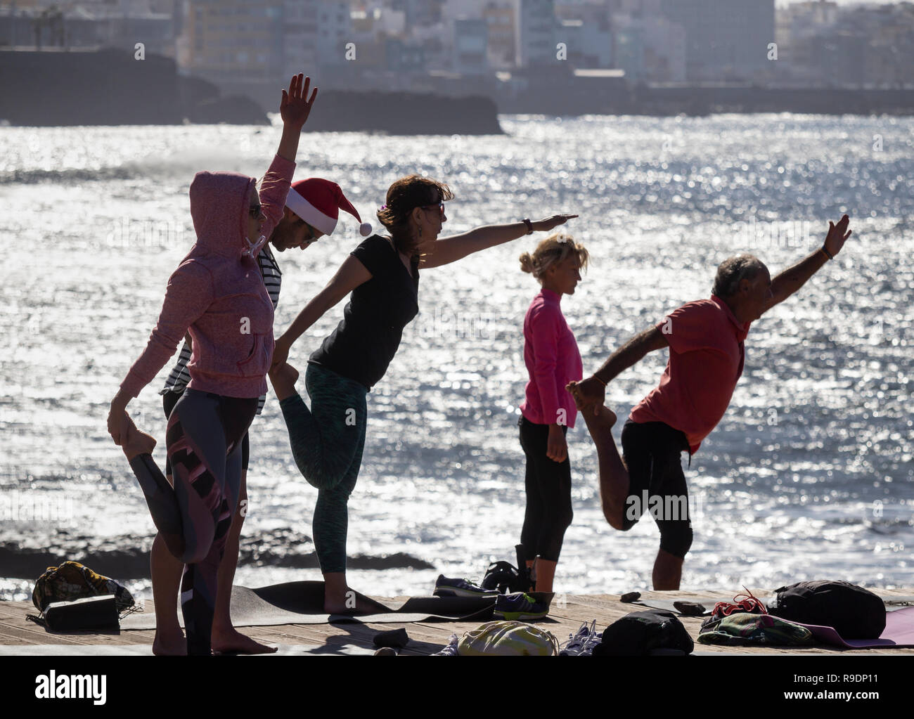 Las Palmas, Gran Canaria, Îles Canaries, Espagne. Dec 22, 2018. Météo : Noël avant séance de yoga sur la plage de Las Palmas de Gran Canaria sur une glorieuse samedi dans les îles Canaries, où des milliers de vacanciers du Royaume-Uni sera la position de certains soleil d'hiver à Noël. Credit : ALAN DAWSON/Alamy Live News Banque D'Images