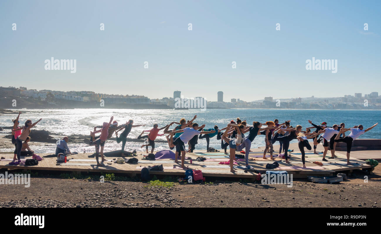 Las Palmas, Gran Canaria, Îles Canaries, Espagne. Dec 22, 2018. Météo : Noël avant séance de yoga sur la plage de Las Palmas de Gran Canaria sur une glorieuse samedi dans les îles Canaries, où des milliers de vacanciers du Royaume-Uni sera la position de certains soleil d'hiver à Noël. Credit : ALAN DAWSON/Alamy Live News Banque D'Images