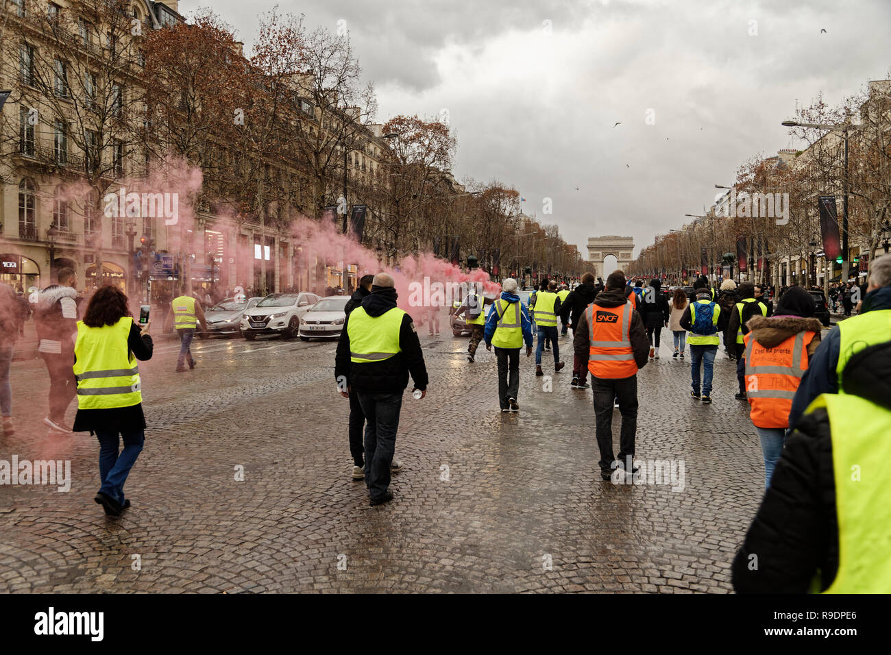 Paris, France. Dec 22, 2018. Le jaune d'investir les Champs-Élysées et la Place Charles De Gaulle le 22 décembre 2018 à Paris, France. Credit : Bernard Menigault/Alamy Live News Banque D'Images