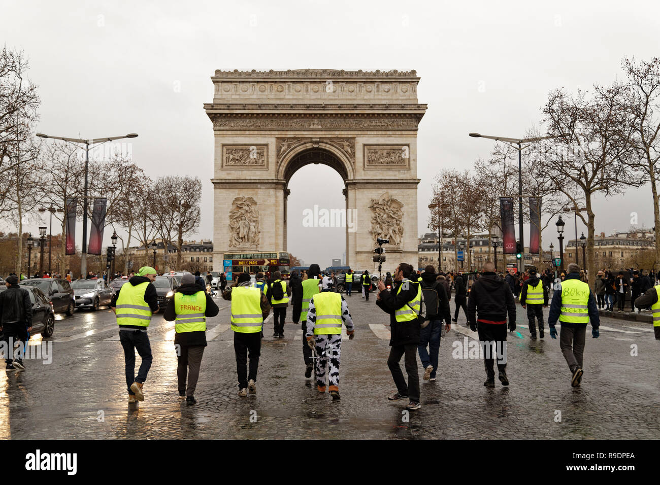 Paris, France. Dec 22, 2018. Le jaune d'investir les Champs-Élysées et la Place Charles De Gaulle le 22 décembre 2018 à Paris, France. Credit : Bernard Menigault/Alamy Live News Banque D'Images
