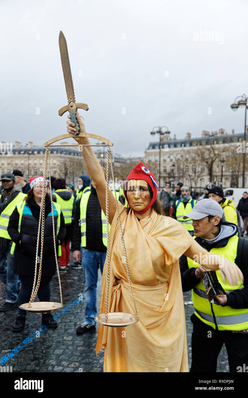 Paris, France. Dec 22, 2018. Le jaune d'investir les Champs-Élysées et la Place Charles De Gaulle le 22 décembre 2018 à Paris, France. Credit : Bernard Menigault/Alamy Live News Banque D'Images