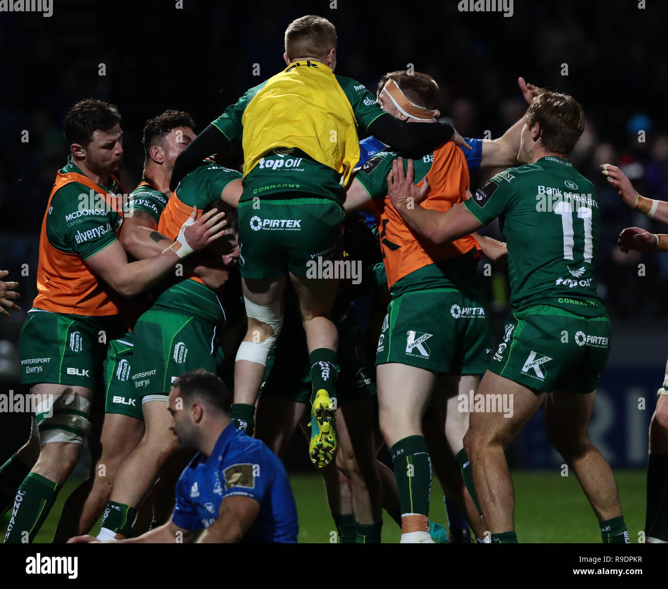 RDS Arena, Dublin, Irlande. Dec 22, 2018. Pro14 Guinness rugby, Leinster contre Connacht ; Jack Carty (Connacht) célèbre son essayez entouré de Connacht joueur : Action Plus Sport/Alamy Live News Banque D'Images