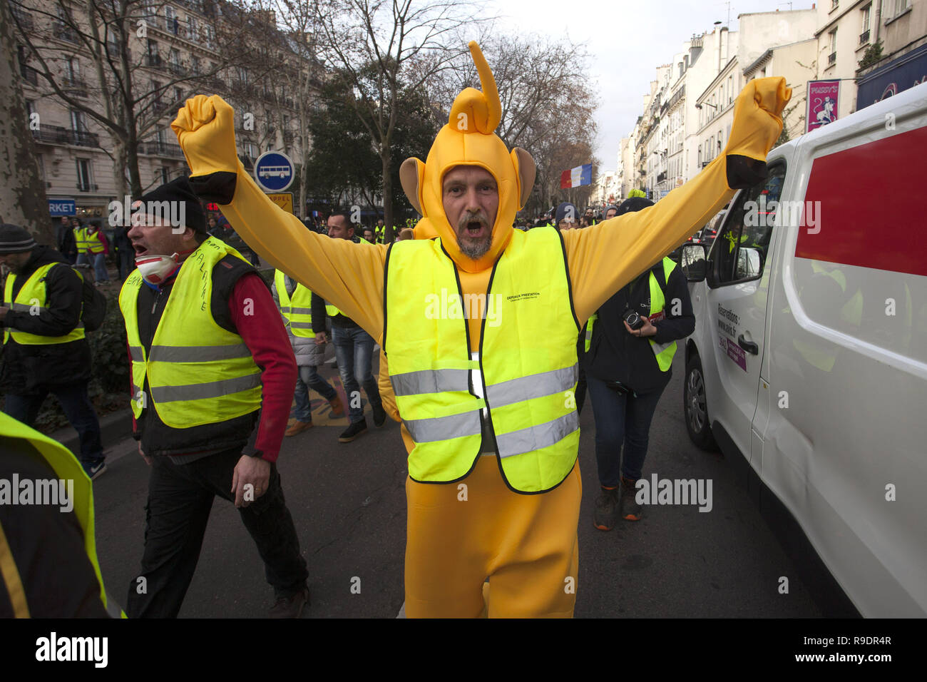 Paris, France. Dec 22, 2018. Sixième samedi de protestation du mouvement des gilets jaunes contre les taxes sur le carburant, le coût de la vie et de la baisse du pouvoir d'achat à Paris, France, le 22 décembre 2018. Photo : Yann Bohac/ZUMA/Alamy Fil Live News Banque D'Images