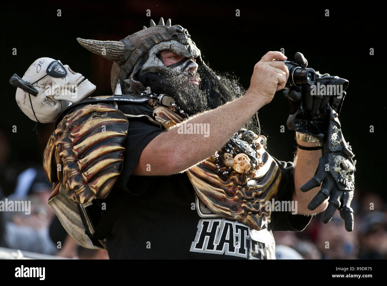 Oakland, Californie, USA. 28 août, 2010. Raider photographies ventilateur son équipe le samedi 28 août 2010, à Oakland-Alameda County Coliseum à Oakland, Californie. Les raiders défait les 49ers dans un match pré-saison 28-24. Crédit : Al Golub/ZUMA/Alamy Fil Live News Banque D'Images