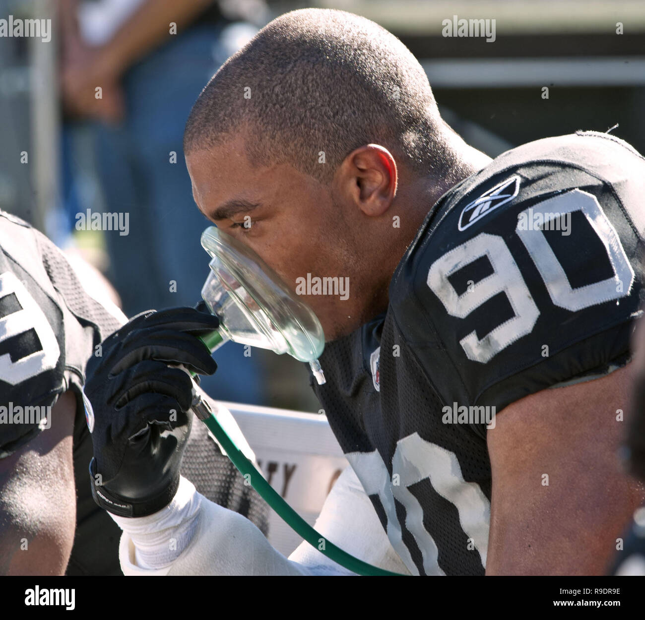 Oakland, Californie, USA. 10 Oct, 2010. Oakland Raiders attaquer défensif Desmond Bryant # 90 prend de l'oxygène pendant le dimanche, 10 octobre 2010, à Oakland-Alameda County Coliseum à Oakland, Californie. Les raiders défait les Chargers 35-27. Crédit : Al Golub/ZUMA/Alamy Fil Live News Banque D'Images