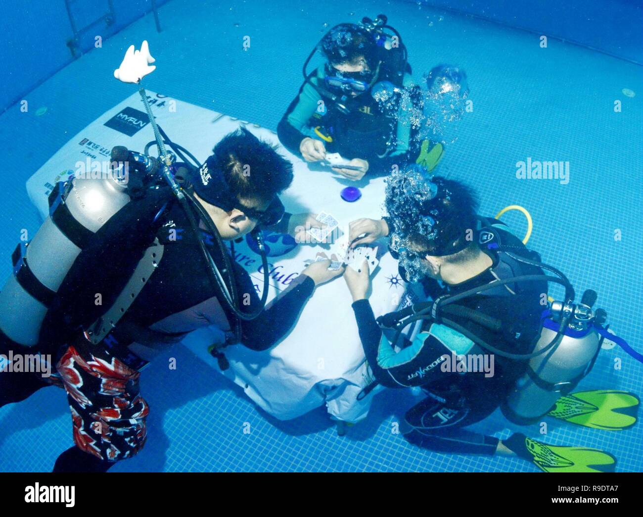 Beijing, Chine. Dec 23, 2018. Les amateurs de plongée sous-marine prendre part à une compétition de poker à Fuzhou, Chine du sud-est de la province de Fujian. Credit : Wei Qiming/Xinhua/Alamy Live News Banque D'Images